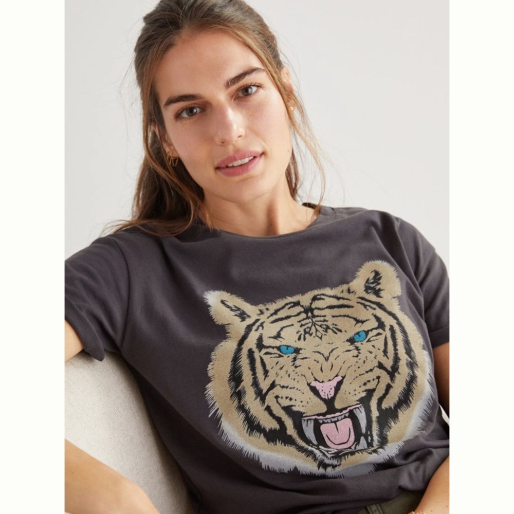 T shirt with tiger print